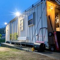 コンテナハウスの固定にワイヤロープ