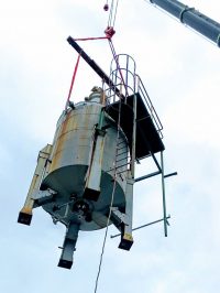 プラント工事設備を吊り上げ玉掛作業